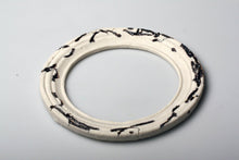 Load image into Gallery viewer, White round frame in stoneware Limoges porcelain and red clay