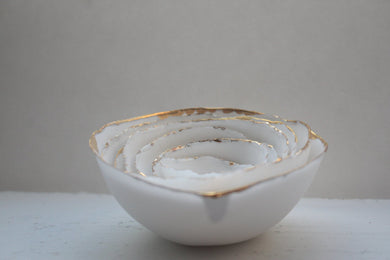Stoneware fine bone china bowls with real gold in 7 differnt sizes. Ring dish