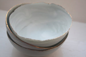 Stoneware Parian porcelain bowl in grey greenish with marble effect and mat gold rims.