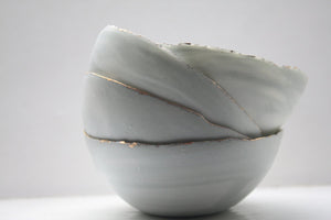 Stoneware Parian porcelain bowl in grey greenish with marble effect and mat gold rims.